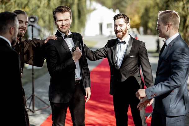 Actores de cine en la alfombra roja al aire libre
 - Foto, imagen