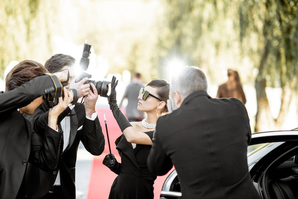 Fotoğraf muhabirleri, ödül törenine katılan aktrisin fotoğrafını çekiyor. - Fotoğraf, Görsel