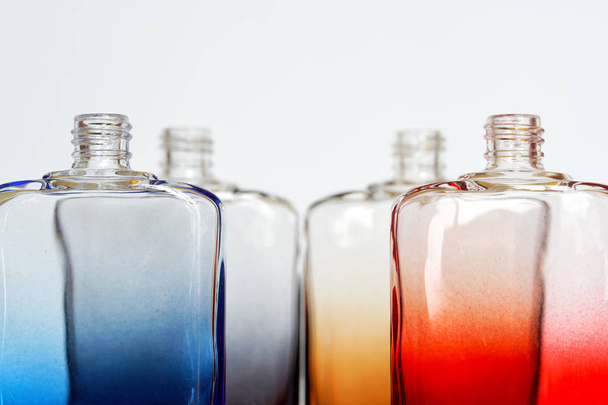 La parte superior de botellas de vidrio multicolor para perfume o liq
 - Foto, Imagen