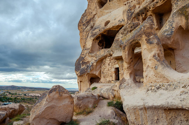 Mundo irreal de Capadocia. Colorido valle de las palomas. Uchisar pueblo situado, Provincia de Nevsehir en la región de Capadocia de Turquía, Asia. Concepto de viaje fondo
 - Foto, imagen