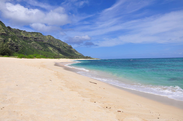 Wit zandstrand bij Mokuleia Beach Park, Kaena Point at the North Shore on Oahu Island, Hawaii, Verenigde Staten. - Foto, afbeelding