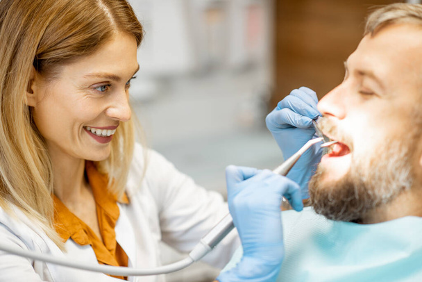 Mulher durante uma inspeção dentária no consultório odontológico
 - Foto, Imagem