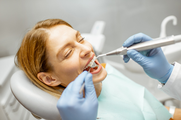 Mulher durante uma inspeção dentária no consultório odontológico
 - Foto, Imagem