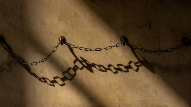 řetěz a stíny na staré zdi v Genově, Itálie - Fotografie, Obrázek