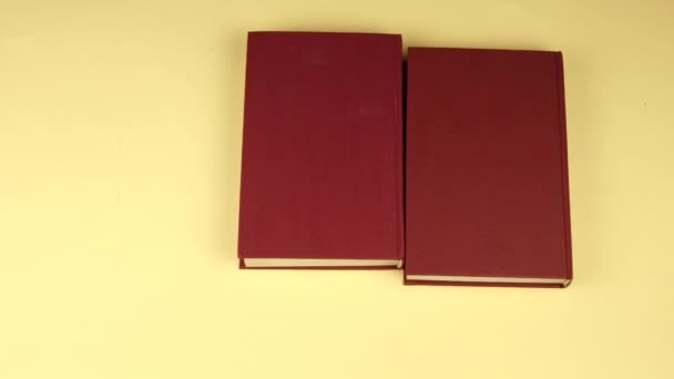 барвисті книги, що лежать один на одного в жанрі стоп-руху
 - Кадри, відео
