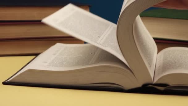 hand bladerend door een groot boek, het concept van onderwijs en wetenschap - Video