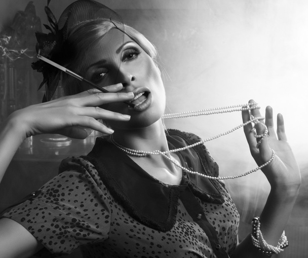 Mujer sexy con cigarrillo
 - Foto, Imagen