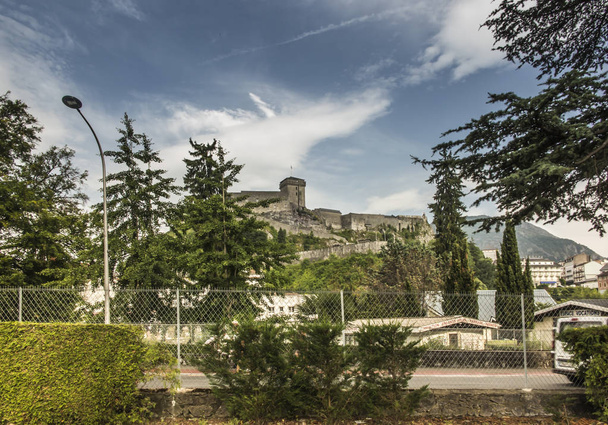 Blick auf die Burg von Lourdes in den Pyrenäen - Foto, Bild
