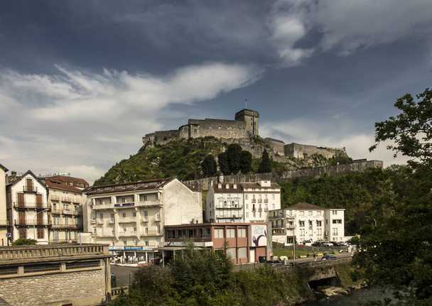 vista del castillo de Lourdes en los Pirineos
 - Foto, Imagen