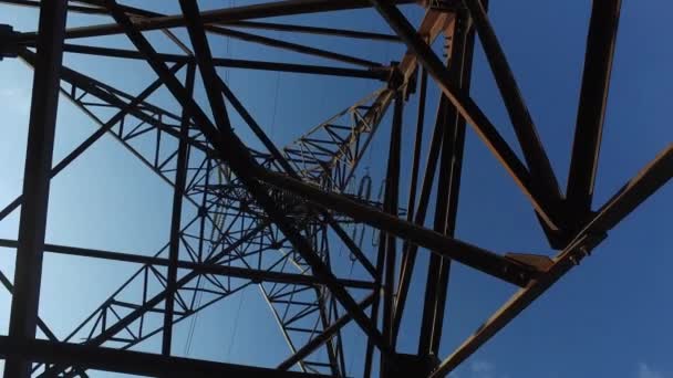 Rozsdás vas gerendák elektromos árboc, alsó nézet a tetején vezetékek - Felvétel, videó