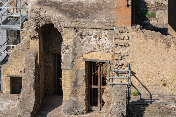 Ruinas de Herculano, que fue cubierto por polvo volcánico después de V
 - Foto, imagen