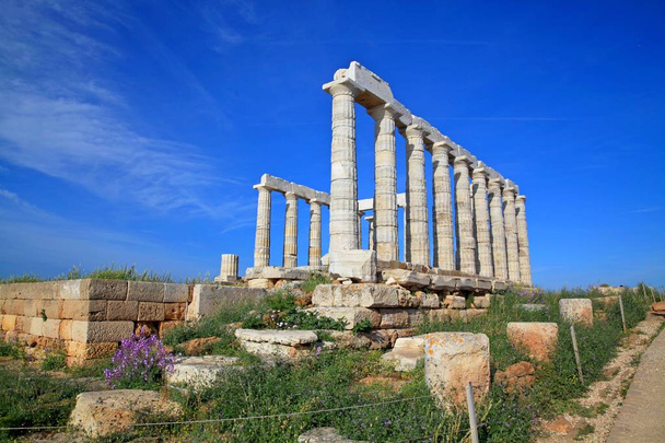 De ruïnes van de Tempel van Poseidon bij de legendarische Kaap Sounion in Griekenland. Onder sommige historici, wordt aangenomen dat de tempel van Poseidon werd gebouwd door de inwoners van het mysterieuze Atlantis, en niet door de Grieken, terug in 440 voor Christus. - Foto, afbeelding