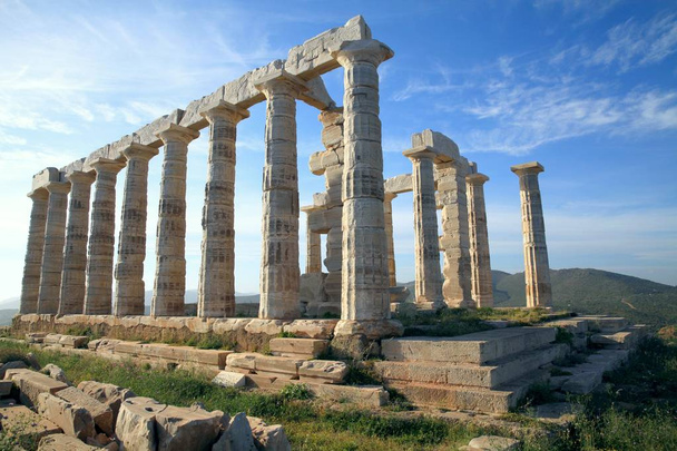 As ruínas do Templo de Poseidon no lendário Cabo Sounion, na Grécia. Entre alguns historiadores, acredita-se que o Templo de Poseidon foi construído pelos habitantes da misteriosa Atlântida, e não pelos gregos, em 440 a.C..
. - Foto, Imagem