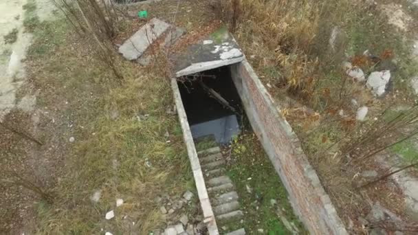 Κάτοψη παλαιών τσιμεντένιων κατασκευών πλημμυρισμένων με νερό σε εγκαταλελειμμένο εργοστάσιο - Πλάνα, βίντεο
