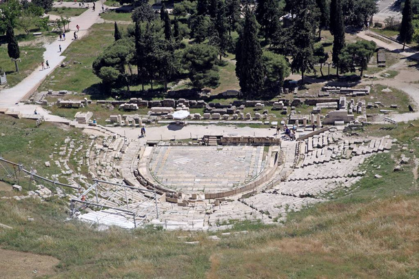 ディオニュソス劇場はアテネの古代劇場の建物です。アクロポリスの南東斜面に位置し、世界で最も古い劇場の一つです。. - 写真・画像