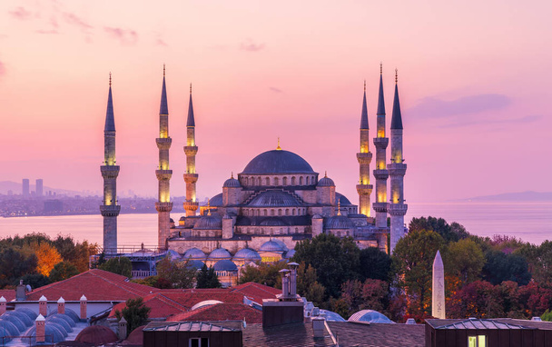Wspaniały Błękitny Meczet Stambułu w fioletowych kolorach zachodu słońca - Zdjęcie, obraz