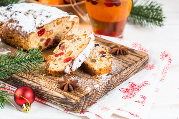 ドライ フルーツとナッツのシュトーレン伝統的なクリスマス ftuitcake - 写真・画像