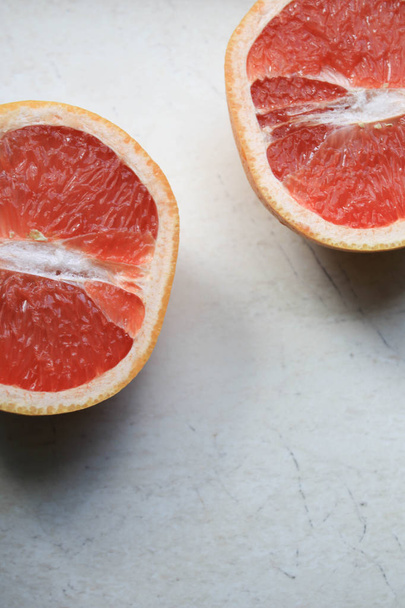 Polovina grapefruitu na kamenném stole - Fotografie, Obrázek