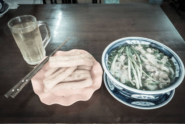 Filtrovaný obrázek Vietnamský snídaňový set s rýžovými nudlemi, Youtiao a ledovým čajem - Fotografie, Obrázek