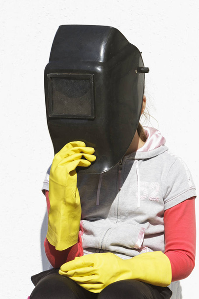 Niño en guantes y una máscara para soldar
 - Foto, Imagen