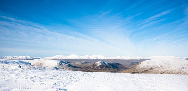 Talvivuoret, panoraama - lumihuippuiset huiput
 - Valokuva, kuva