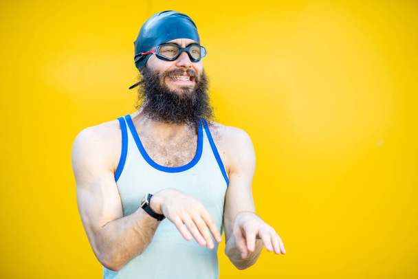 Retrato de un extraño nadador sobre el fondo amarillo
 - Foto, imagen