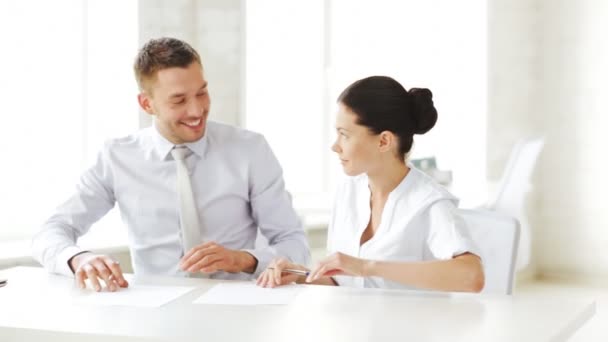 Business and office - man and woman signing a contract - Séquence, vidéo