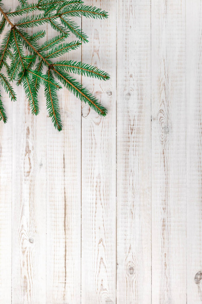 szezonális minimalista karácsonyi háttér természetes zöld lucfenyő ág nélkül díszek és játékok fehér fa háttér, lapos laikus koncepció újév, felülnézet, másolás tér - Fotó, kép