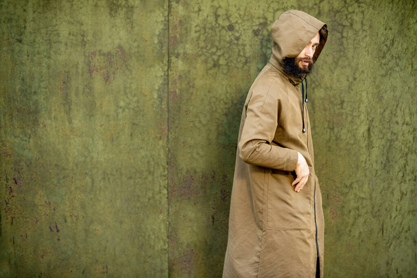 Rejtélyes férfi kapucnis kabátban. - Fotó, kép