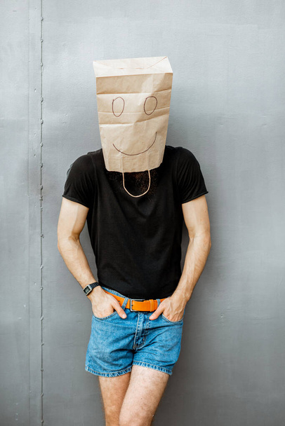 Hombre con bolsa de papel en la cabeza
 - Foto, Imagen