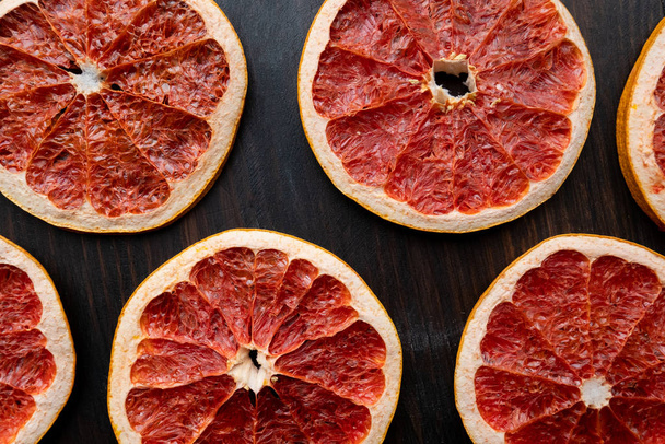 close-up grapefruit (Citrus paradisi) isoleren op houten ondergrond.  - Foto, afbeelding