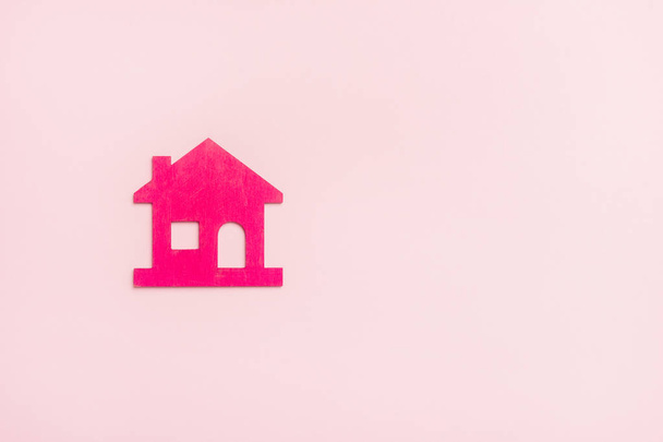 Ροζ σπίτι σε ροζ φόντο. Νέα αρχική ιδέα - Φωτογραφία, εικόνα