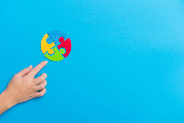 Pezzo puzzle colorati su sfondo blu. Concetto della Giornata Mondiale della Consapevolezza dell'Autismo
 - Foto, immagini
