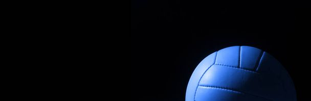 Blauw lederen volleybal detail op zwarte achtergrond - Foto, afbeelding