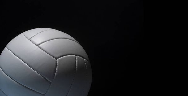Wit lederen volleybal detail op zwarte achtergrond - Foto, afbeelding