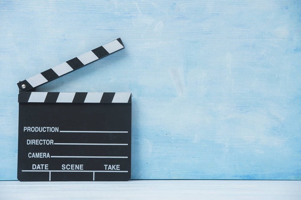 Filmklappe auf blauem Hintergrund, Kinokonzept - Foto, Bild