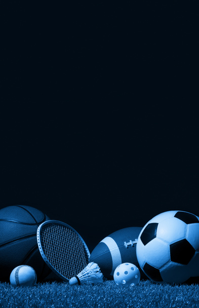 Спортивное оборудование, ракетки и мячи на зеленой траве с черным фоном и копировальным пространством
 - Фото, изображение