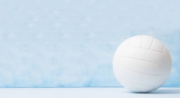 Cancha de voleibol suelo de madera con bola en azul con espacio de copia
 - Foto, Imagen