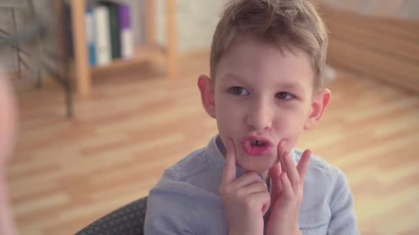 Close up preschooler engaged with speech therapist - Materiał filmowy, wideo