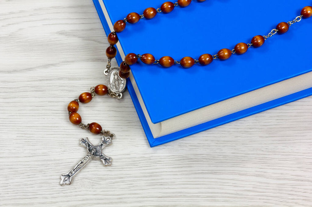Rosaire sur un livre
 - Photo, image