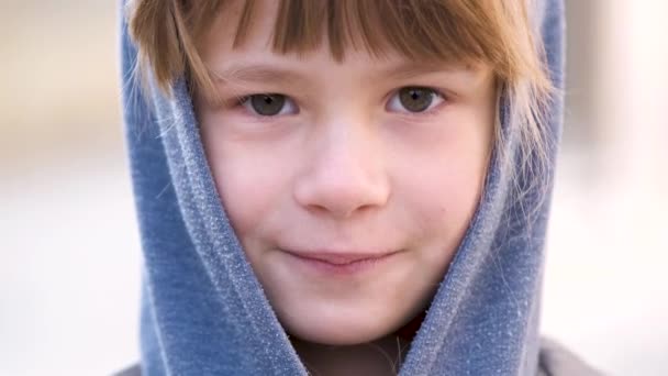 Πορτρέτο του κοριτσιού ευτυχισμένη παιδί σε ζεστά ρούχα σε εξωτερικούς χώρους φθινόπωρο. - Πλάνα, βίντεο