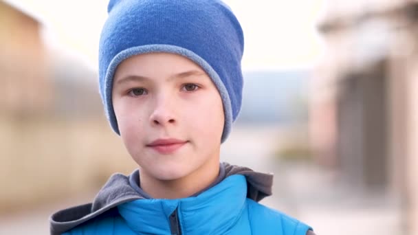 Porträt eines glücklichen Jungen in warmer Kleidung im Herbst im Freien. - Filmmaterial, Video