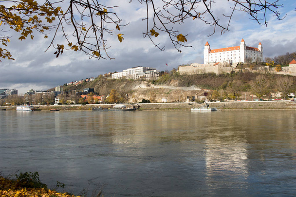 Vue d'automne sur le Danube, le Parlement slovaque et le château de Bratislava
 - Photo, image