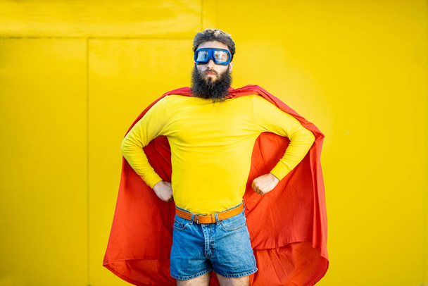 Retrato de Superman sobre el fondo amarillo
 - Foto, Imagen