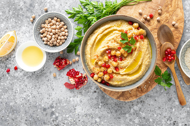 Chickpea hummus with tahini in a bowl. Healthy vegetarian appetizer. Middle Eastern cuisine - Foto, Imagen