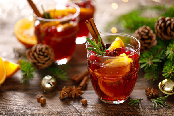 Christmas mulled wine. Traditional festive drink with decorations and fir tre - Foto, Imagen