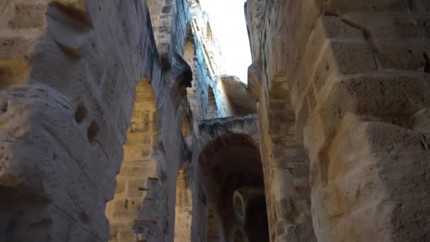 Oude Romeinse ruïnes. Oud amfitheater in El Jem, Tunis. De doorgang tussen de kolommen is van onderen naar boven gericht. Historische bezienswaardigheid. - Video
