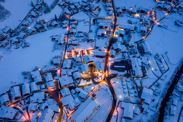 Χειμερινό πρωινό αστικό τοπίο στην αυστριακή πόλη Neustift. Αεροφωτογραφία του κέντρου της πόλης και της εκκλησίας. Πρωινός φωτισμός σπιτιών και φανάρι. Τιρόλο, κοιλάδα Stubai - Φωτογραφία, εικόνα