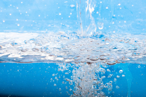 L'écoulement de l'eau provoque de nombreuses bulles dans l'eau sous l'eau
 - Photo, image
