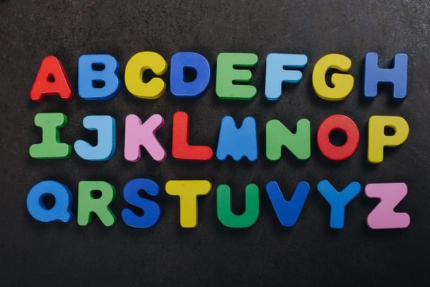A, B e C lettere alfabeto di legno per il concetto di apprendimento
 - Foto, immagini